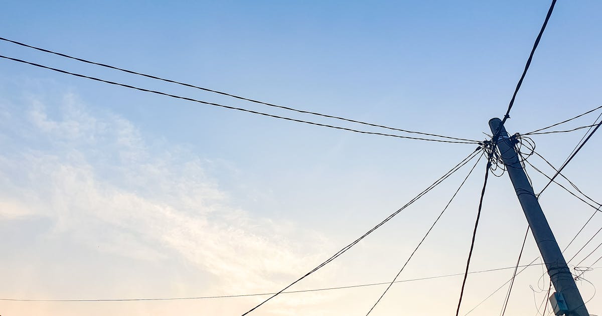 Zdjęcie prezentujące w przybliżeniu sieć elektroenergetyczną.