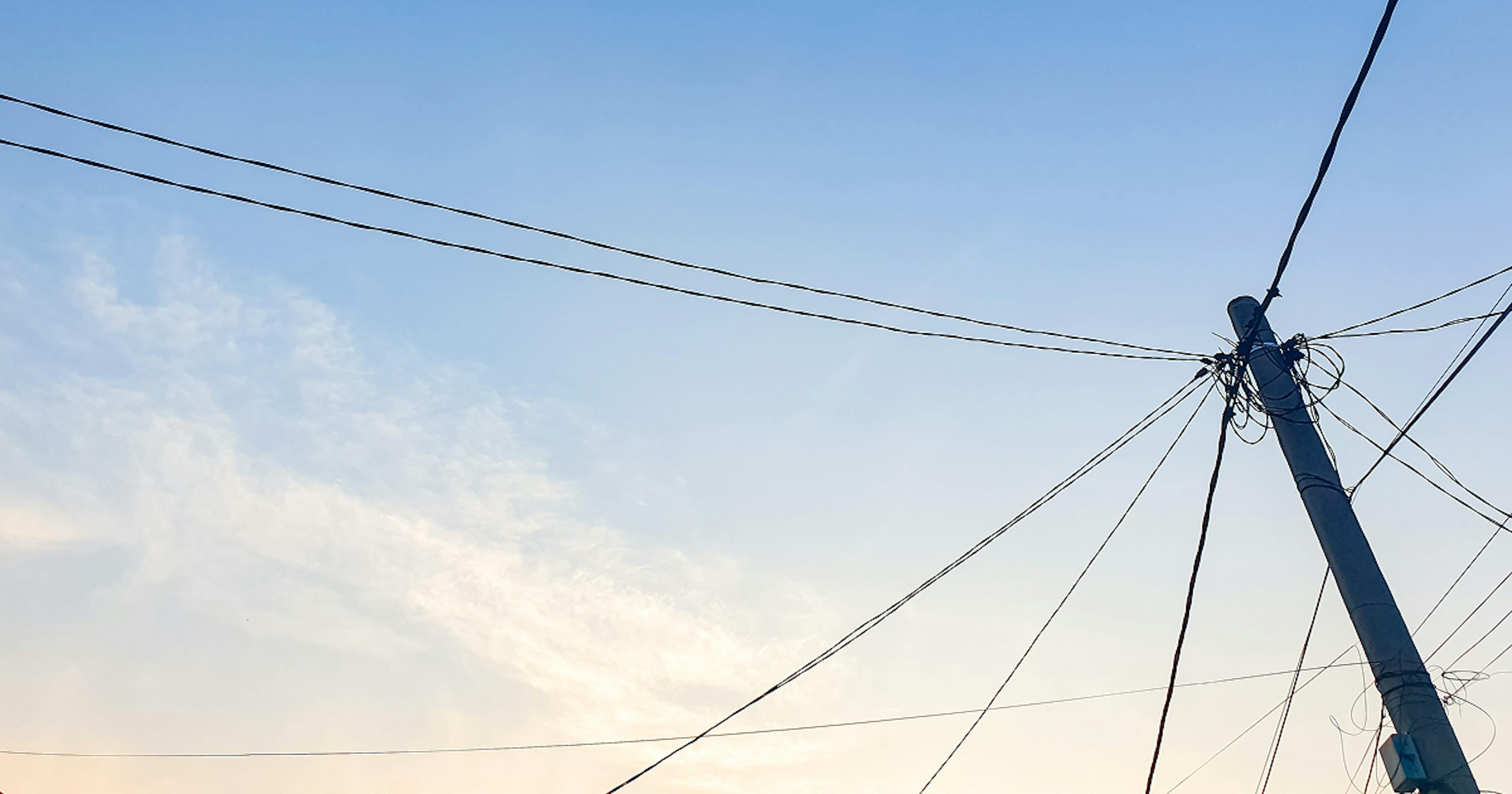 Zdjęcie prezentujące w przybliżeniu sieć elektroenergetyczną.