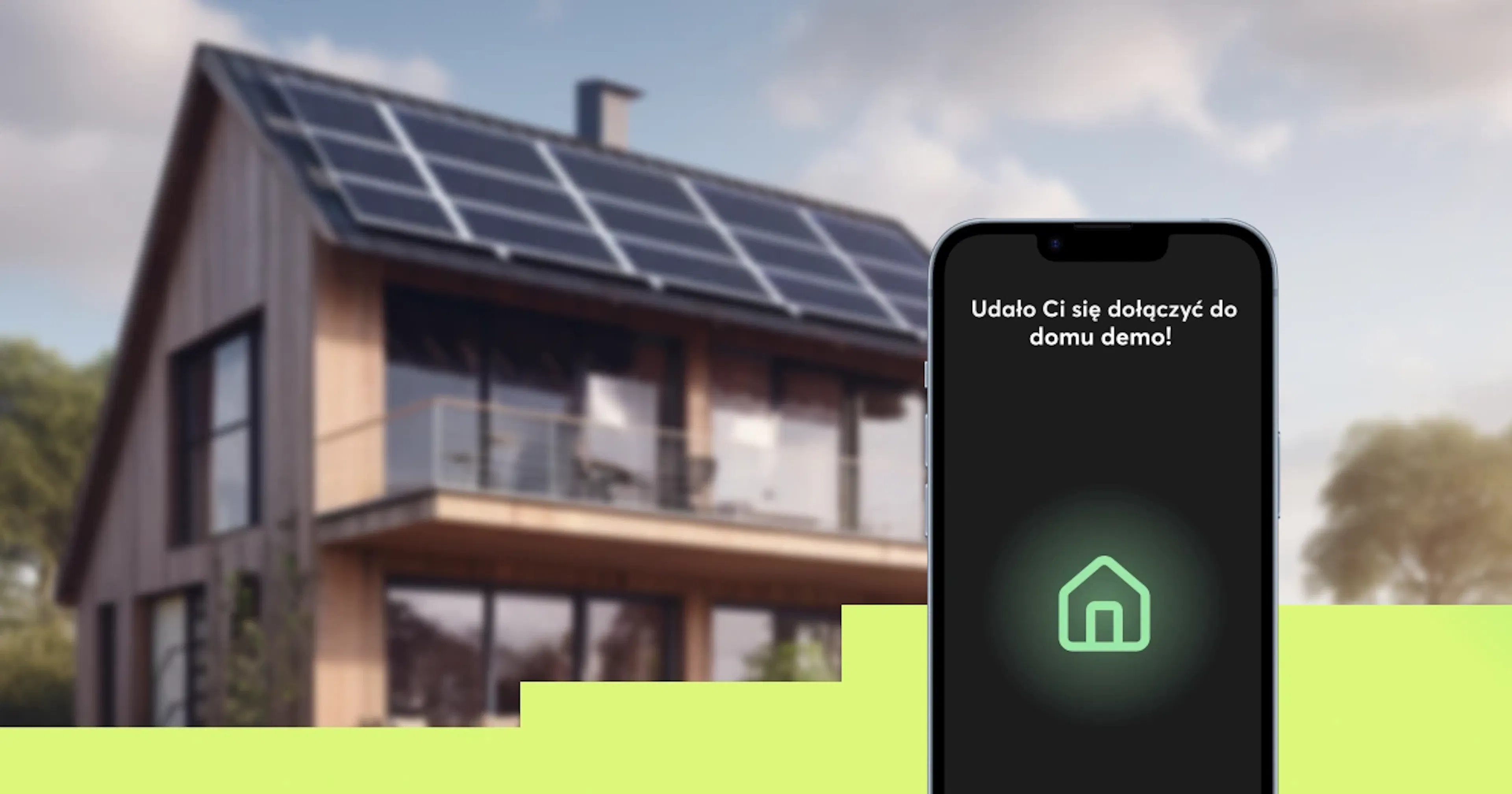 Smartfon z ekranem aplikacji Pstryk i komunikatem „Udało Ci się dołączyć do domu demo!" na tle nowoczesnego domu z instalacją fotowoltaiczną na dachu.