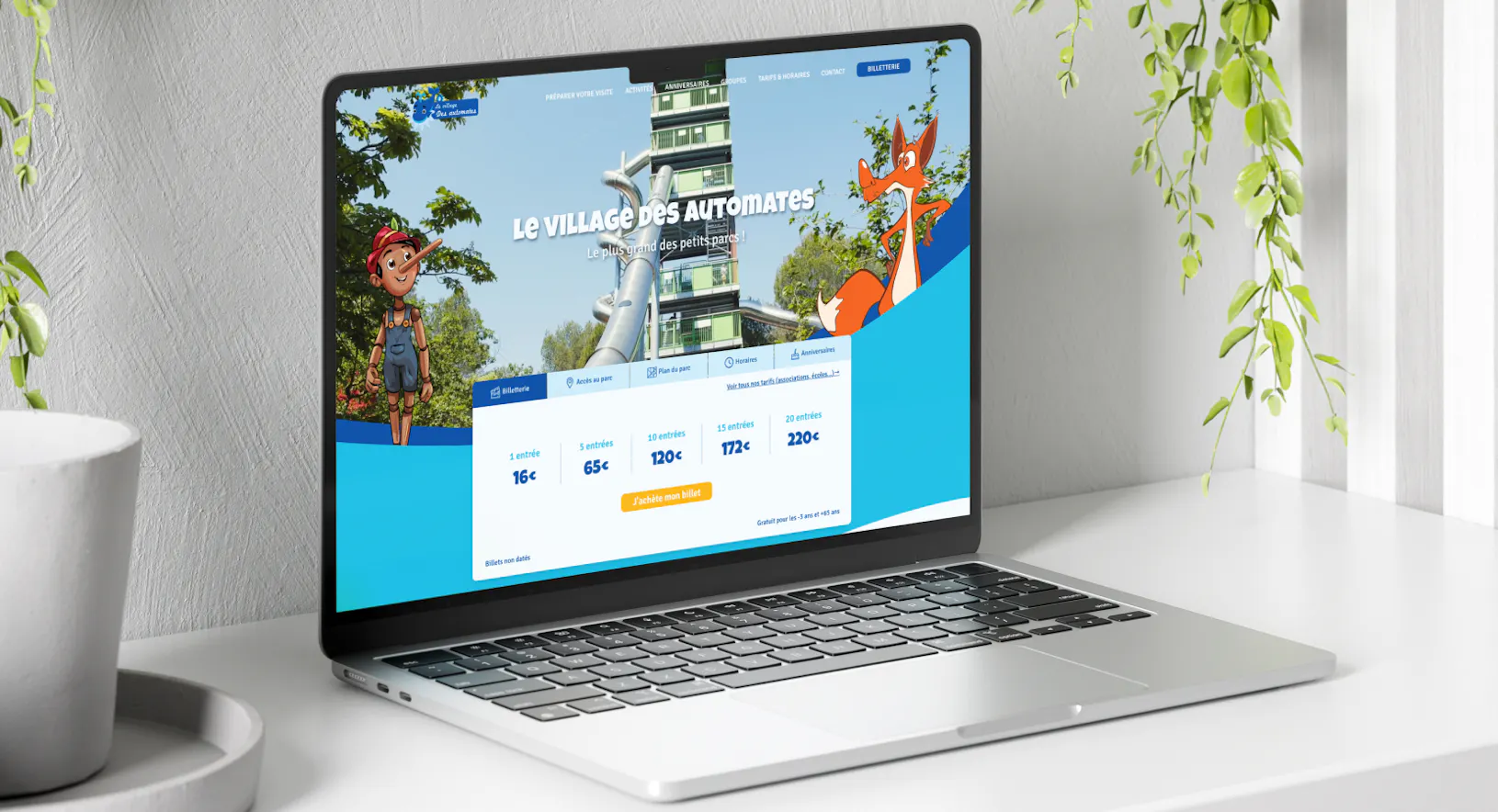 Mise en situation de la page d'accueil du site internet du Village des Automates réalisé par l'agence Publicom, design et digitale.