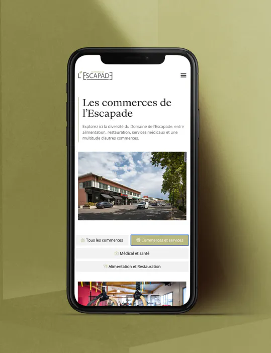 Mise en situation du site web du Domaine de l'Escapade sur mobile réalisée par l'agence Publicom basée à Aix-en-Provence.