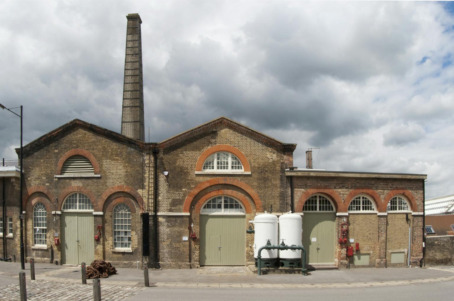 Purcell converted five buildings within the University of Kent to provide a fine arts centre with large studios, a student workshop, music studios and a dance studio.