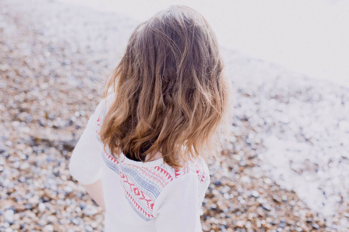Haut und Haare müssen in der Sonne geschützt werden, um Schäden durch UV-Strahlen zu vermeiden