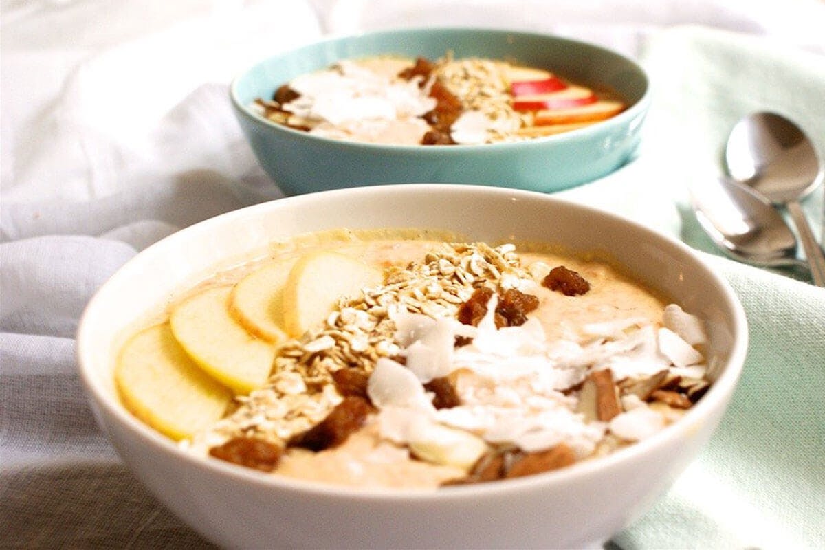 Mit dieser veganen Smoothie Bowl lässt es sich gut gelaunt und voller Energie in den Tag starten.