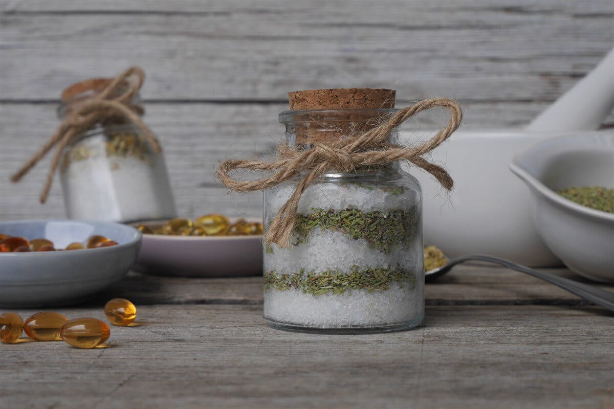 Badesalz selber machen: Mit Meersalz, Kräutern und ätherischen Ölen, Badesalz mit Rosmarin und Vitamin E