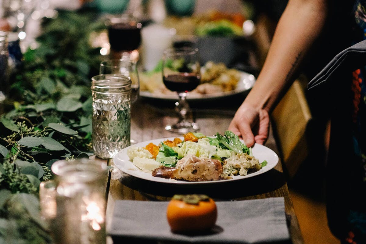 Herzhaftes, fettes Abendessen und Wein