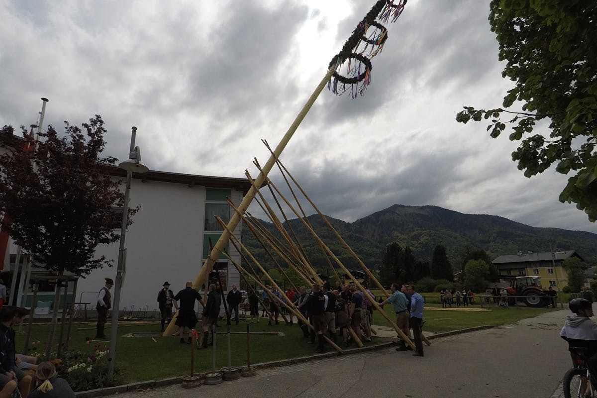 Triathloncamp Tagebuch Bild vom Maibaumaufstellen