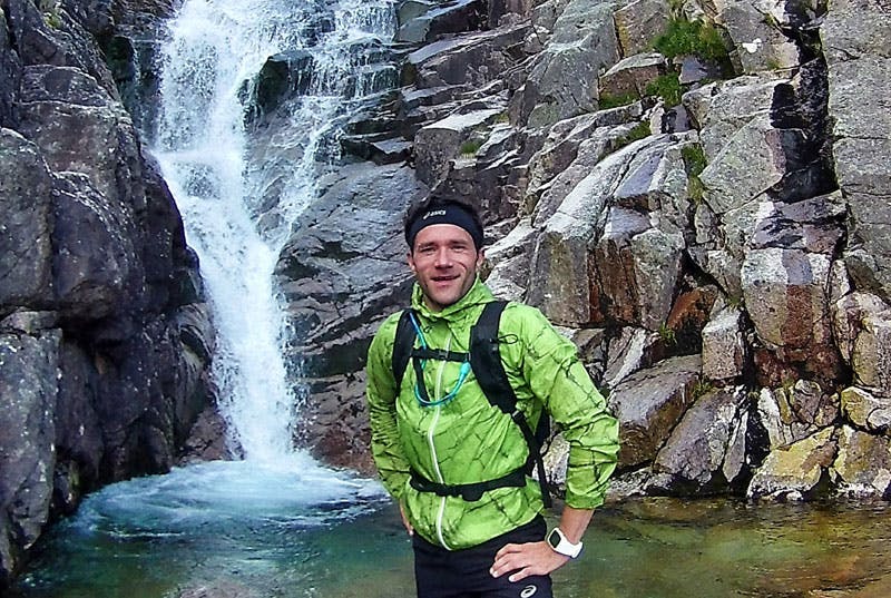 Am Cac Carn Beag beeindruckt neben schroffen Felsen auch ein kleiner Wasserfall.