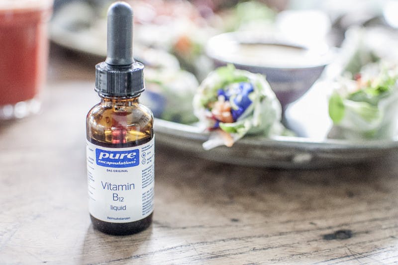 Gut versorgt auf Reisen mit Vitamin B12 liquid bei veganer Ernährung