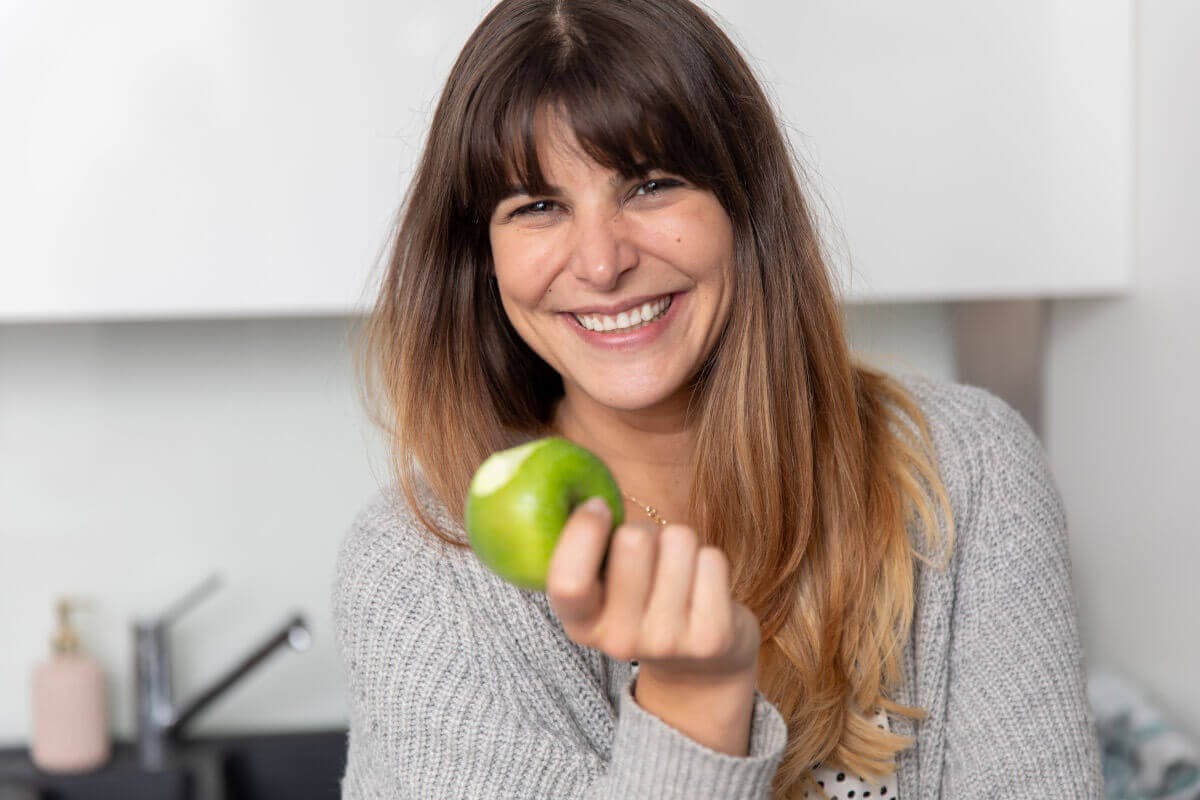 Antioxidantien – Frau isst Apfel
