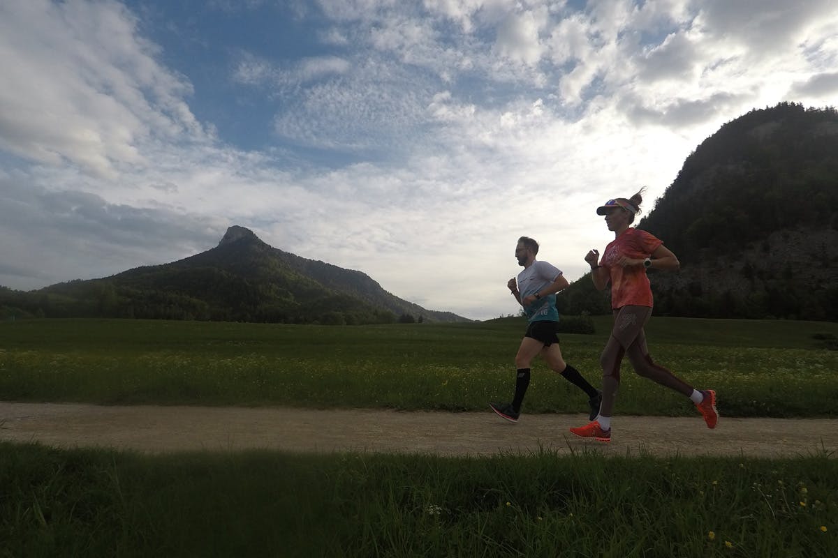 Triathloncamp Tagebuch, zwei Läufer am Morgen