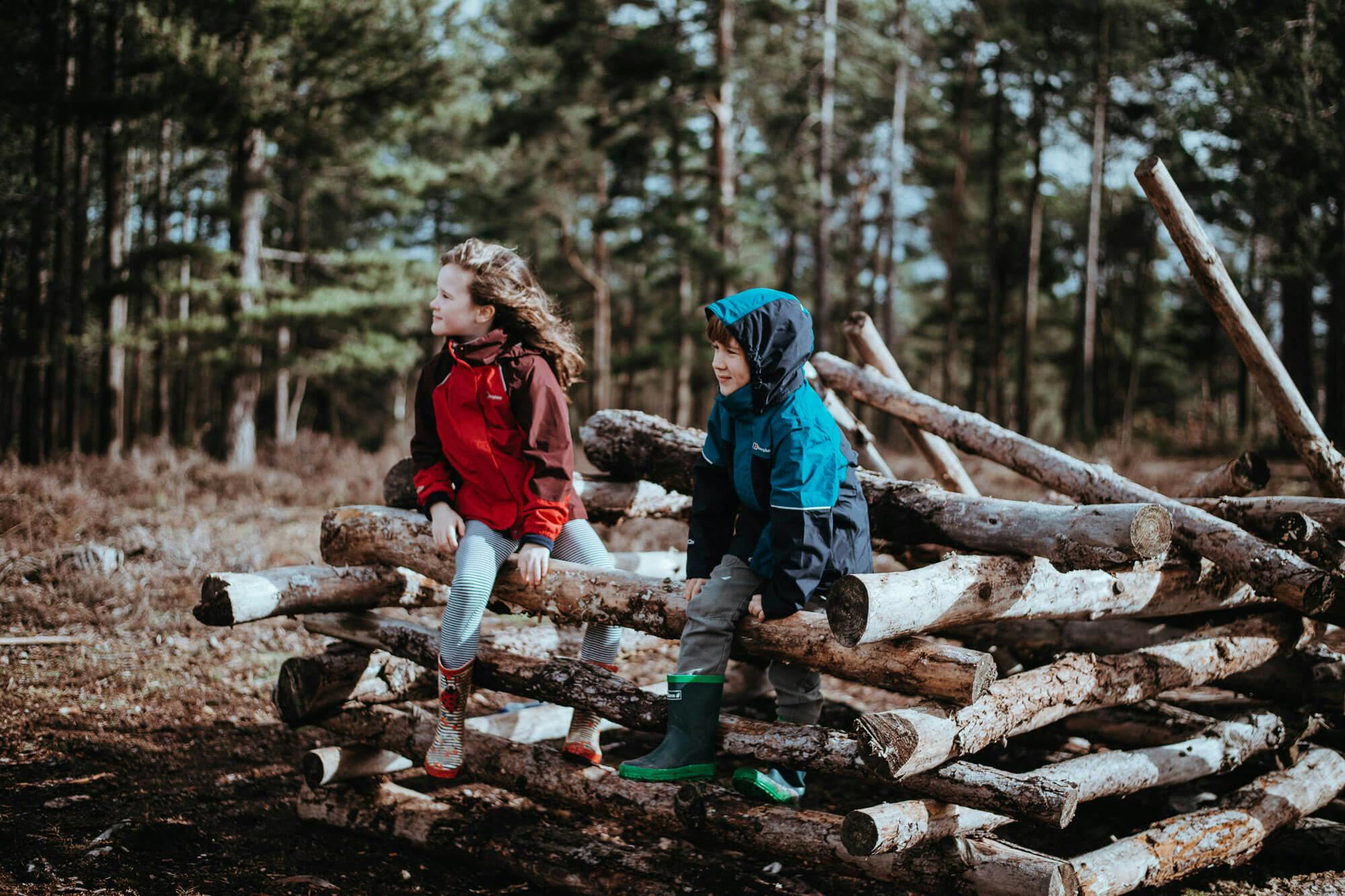 Kinder bei kaltem Wetter im Wald