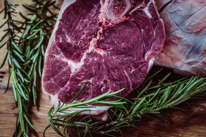 Besonders in Fleisch kommt viel L-Lysin vor.