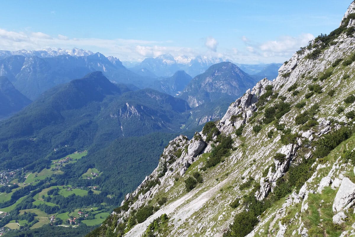 Die Wanderung auf den Hochstaufen führt durch felsiges alpines Gelände und bietet ein einmaliges Panorama.