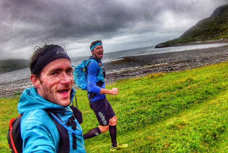 Rutschige Wiesen und schroffe Klippen fordern Trailrunner in Schottland.