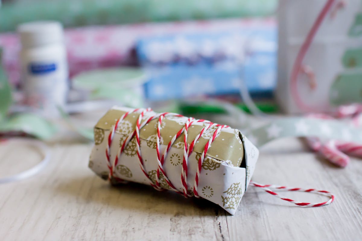 Auch ohne Klebeband lassen sich Geschenke verpacken
