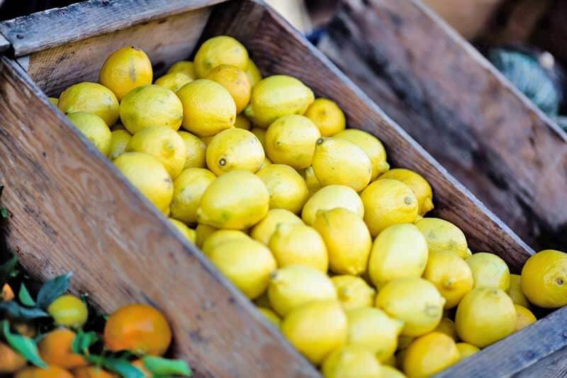 Für eine bessere Aufnahme von Eisen im Körper muss man Vitamin C zum Beispiel in Form von Zitronen zum Essen kombinieren.