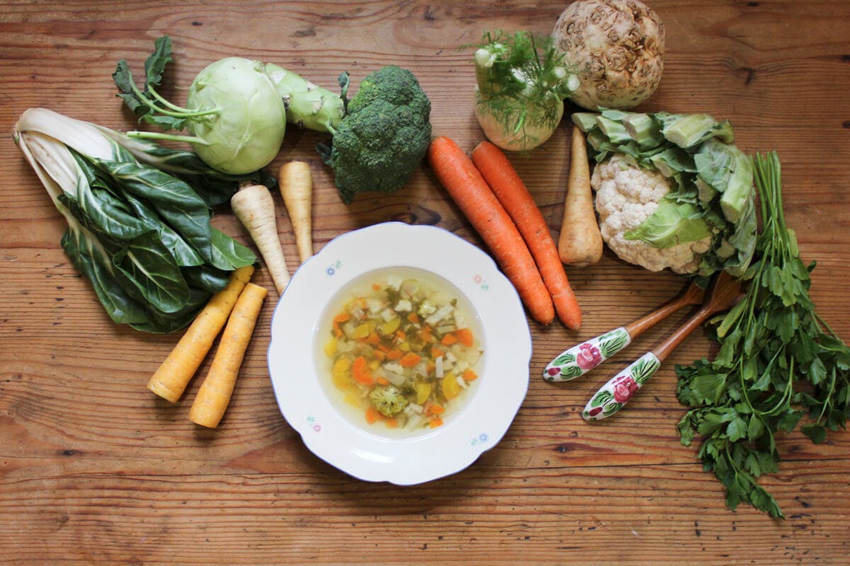 Eine Suppe mit frischem Wurzelgemüse ist gut für den Säure-Basen-Haushalt.
