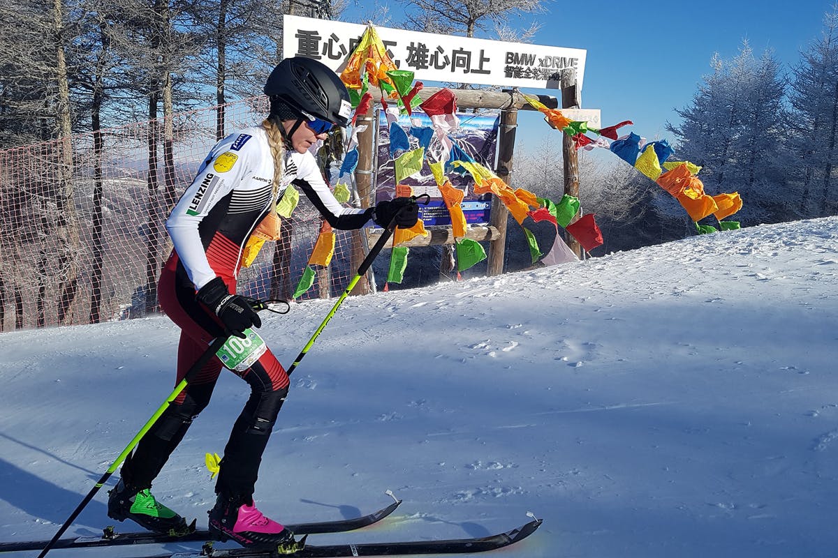 Der Aufstieg beim Skibergsteigen gelingt mithilfe von Fellen an den Skiern