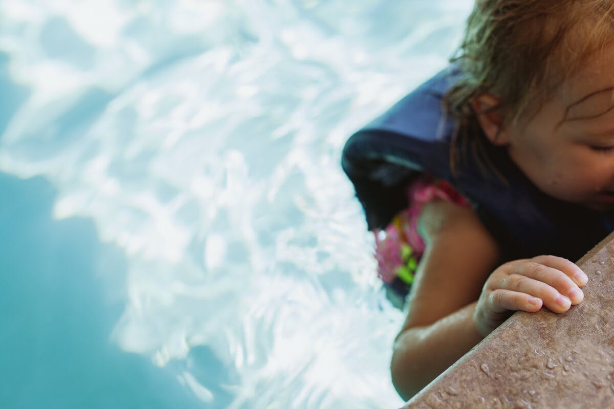 Kind lernt Schwimmen im Becken