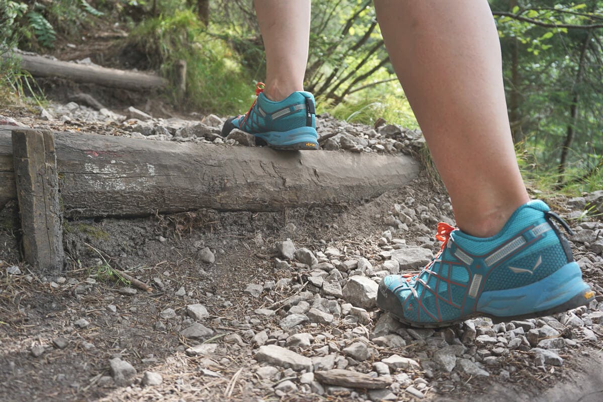 Wanderschuhe sollen eine gute Dämpfung haben und dem Fuß Halt und Stabilität geben, um somit auch auf weite Strecke keine Probleme mit den Gelenken zu bekommen.