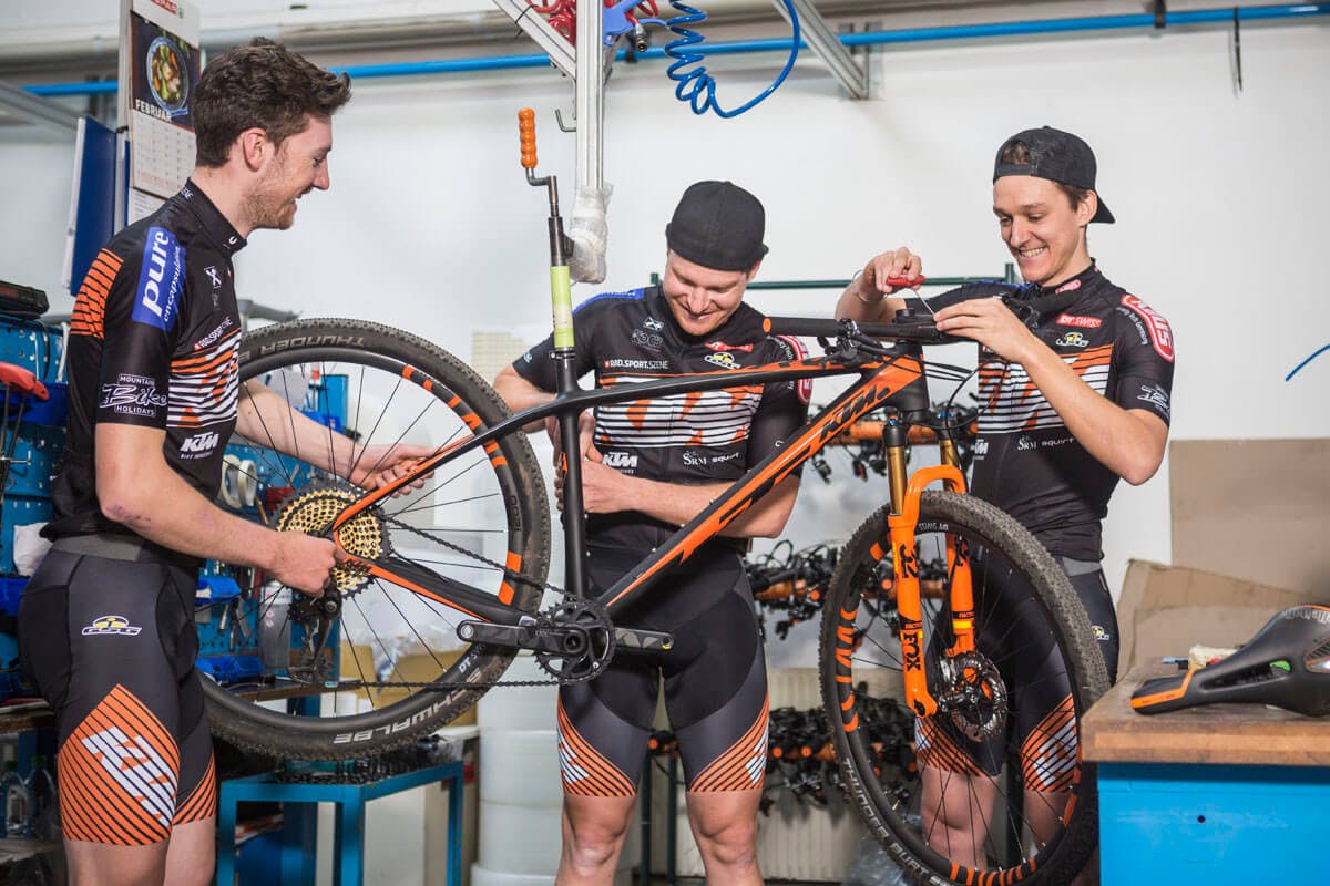 Das KTM Pro Team bei der Materialpflege