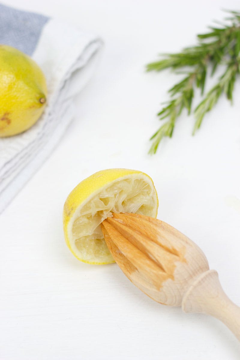 Zitrone auspressen für fructosefreie Minikuchen-Rezept