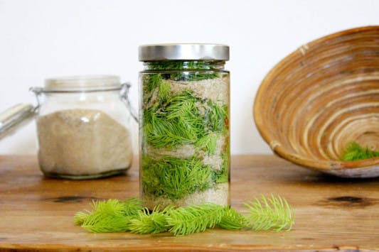 Selbstgemachter Maiwipferlsirup