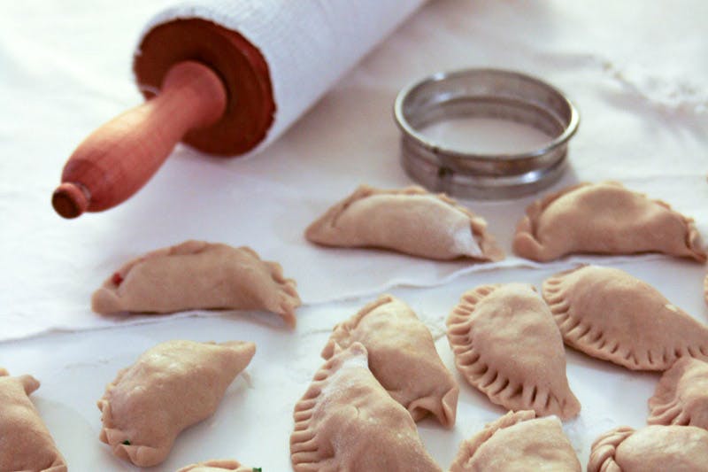 Die Schlipfkrapfen werden mit einem Ausstecher ausgestochen, gefüllt und dann grandelt.