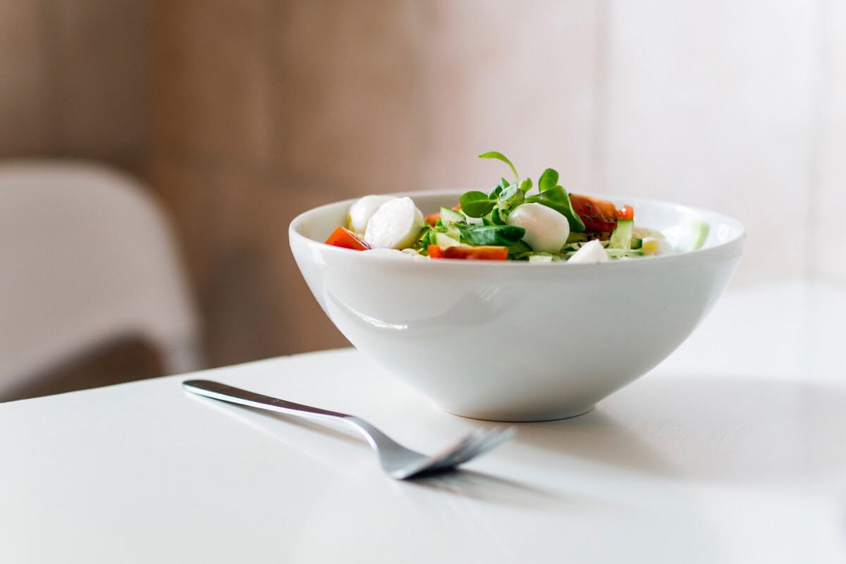 Ein frischer Detox-Salat liefert gesunde Antioxidantien