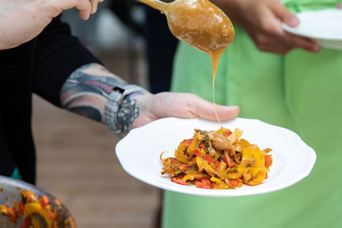 Gebratene Karotten-„Nudeln“ mit Paprika-Nuss-Sauce