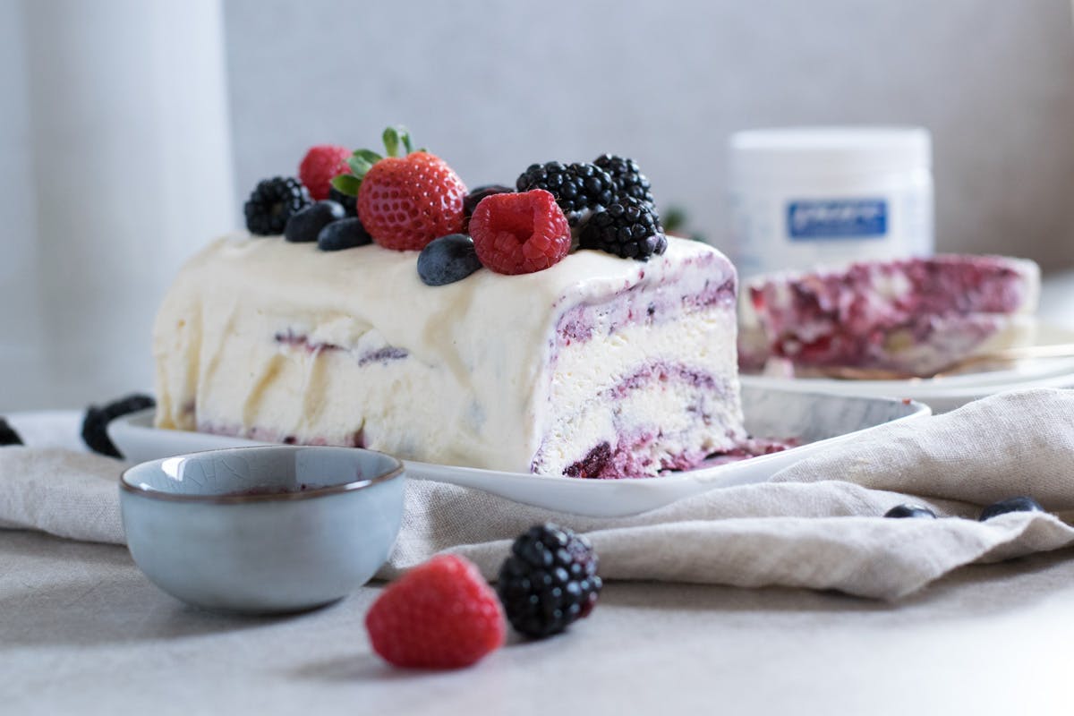 Sommerliche Beeren machen dieses leichte Parfait-Rezept zu einem Hit bei der Gartenparty