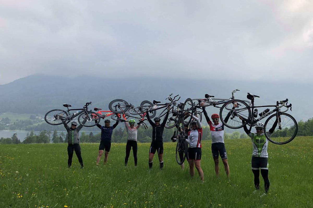 Triathloncamp Tagebuch Foto von Radgruppe mit Rädern über dem Kopf