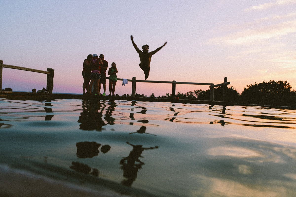 Mann springt technisch gekonnt ins Wasser