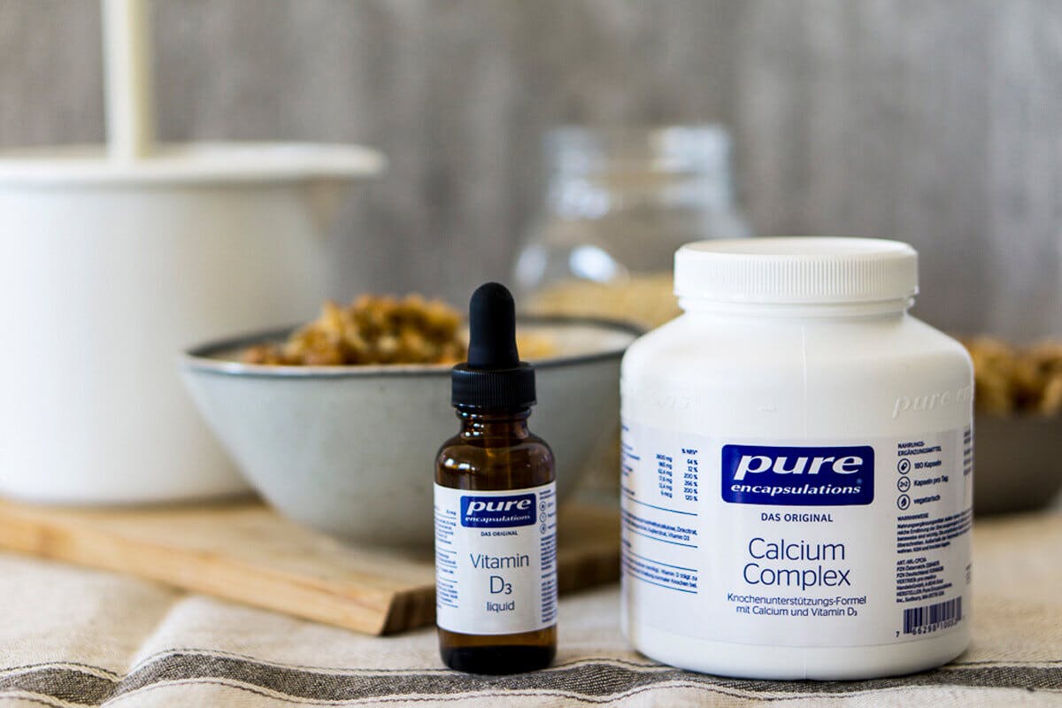 Bestimmte Mikronährstoffe sind besonders bedeutend für die Knochengesundheit, etwa der Mineralstoff Calcium und Vitamin D