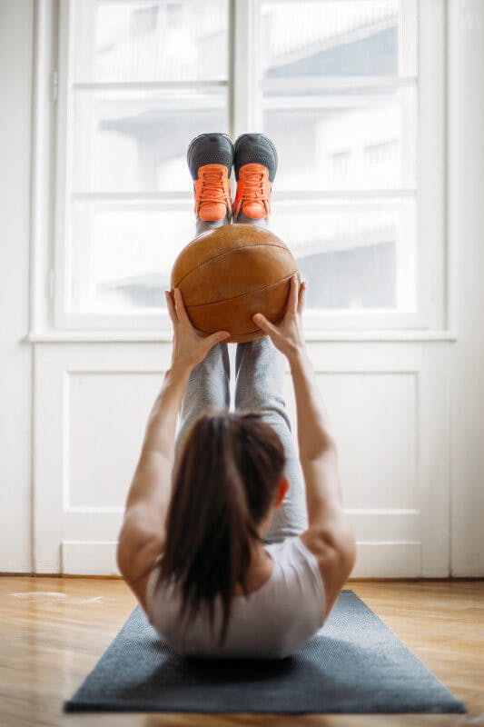 Frau beim Training auf der Matte