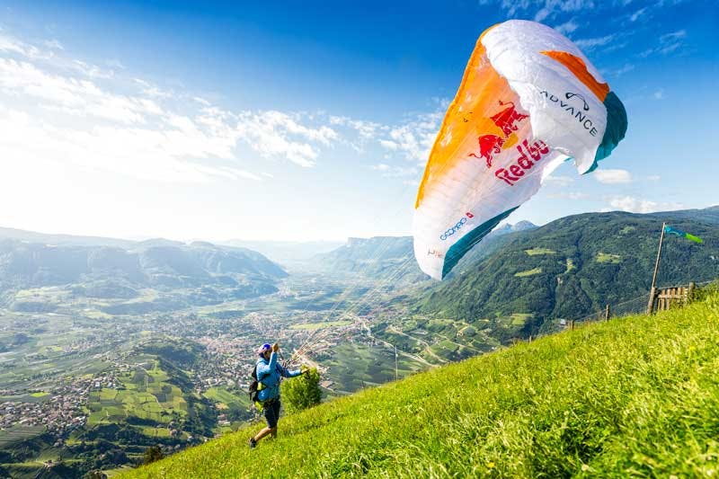 Aaron Durogati mit seinem Paragleitschirm.