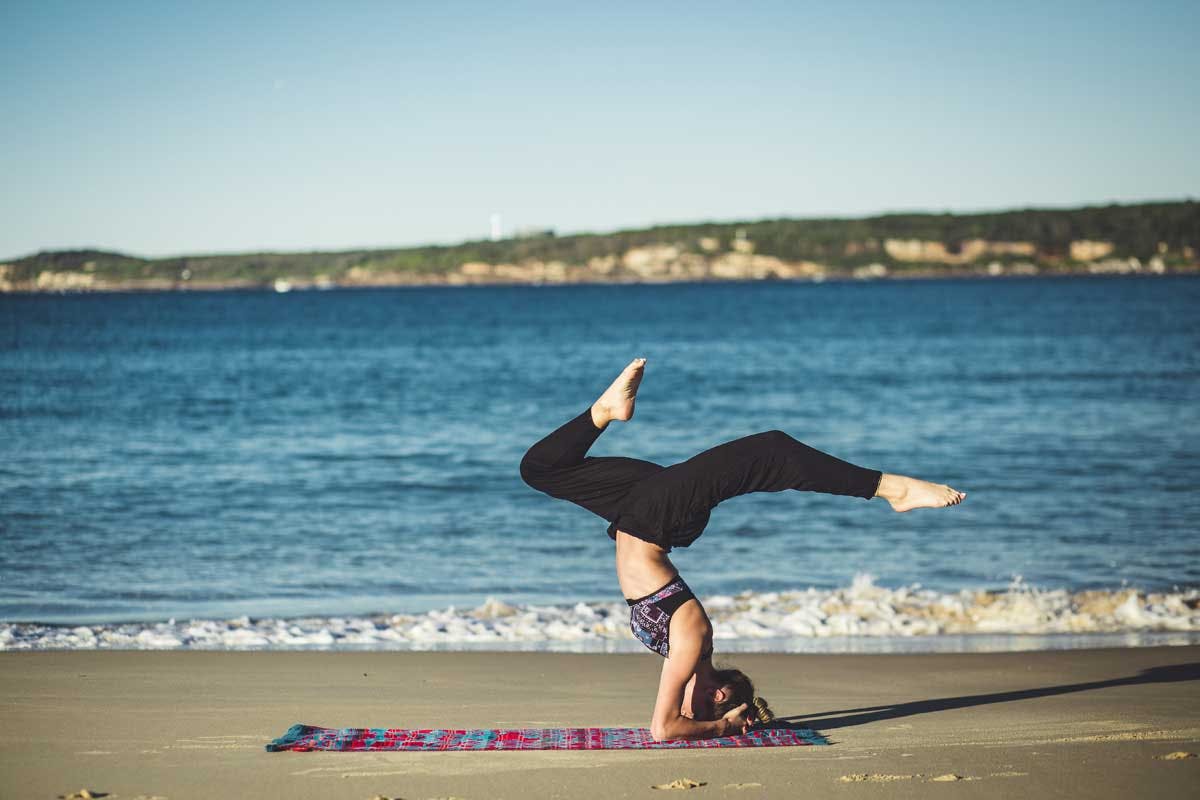 Yoga kann man auch abseits der Matte üben, zum Beispiel beim Bügeln, Haarföhnen oder beim Putzen.