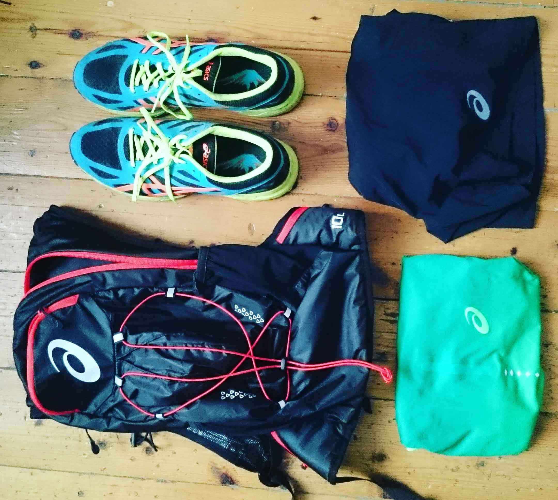 Die richtige Ausrüstung fürs Trailrunning sollte unbedingt im Gepäck sein.