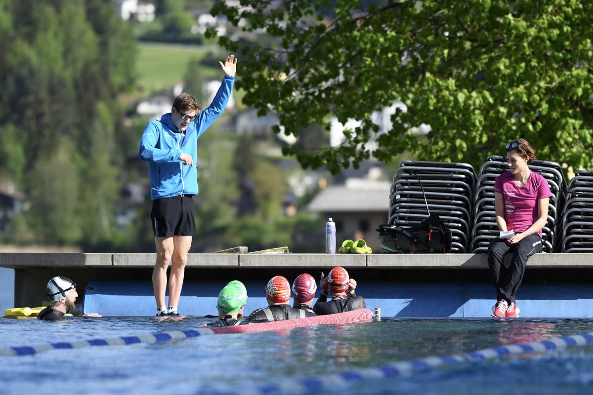 Triathloncamp Tagebuch Bild beim Schwimmtraining mit Trainer