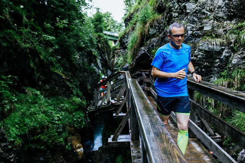 Trailrunning führt über rutschige Stellen, weshalb die Wahl der richtigen Schuhe wichtig ist.