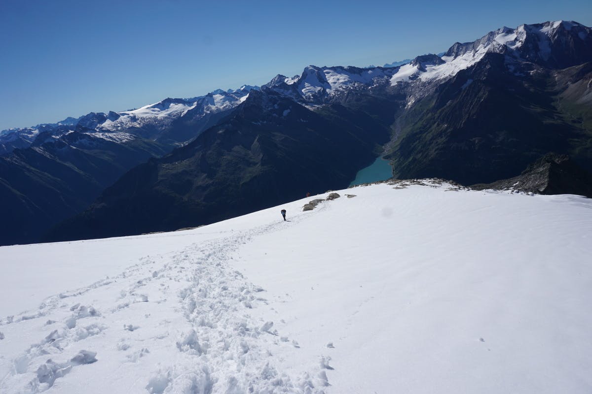 Wandern über Schneefelder im Zillertal