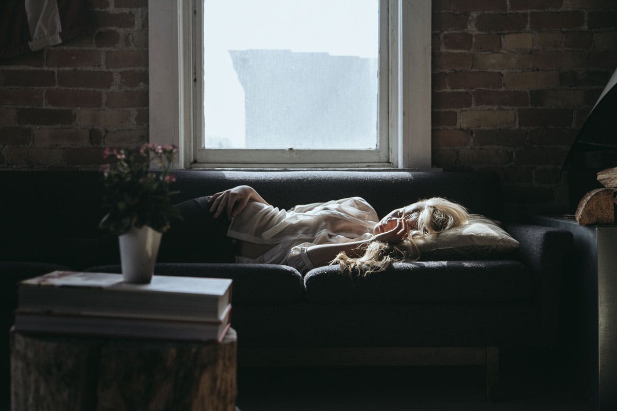 Der Powernap für zwischendurch auf der Couch