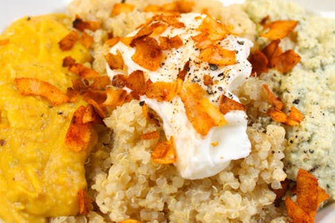 Ohne lange am Herd zu stehen, kann man dieses Gericht mit Quinoa, Kürbis, Ei und Basilikum zubereiten.