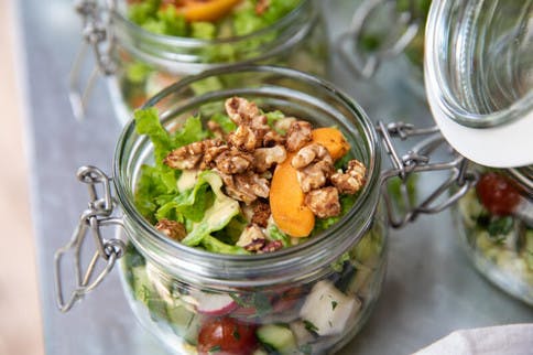 Quinoa Karfiol Salat im Glas mit Walnüssen