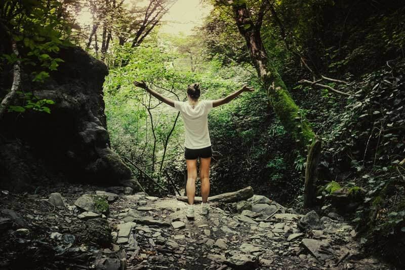 Frau macht Sport in der Natur
