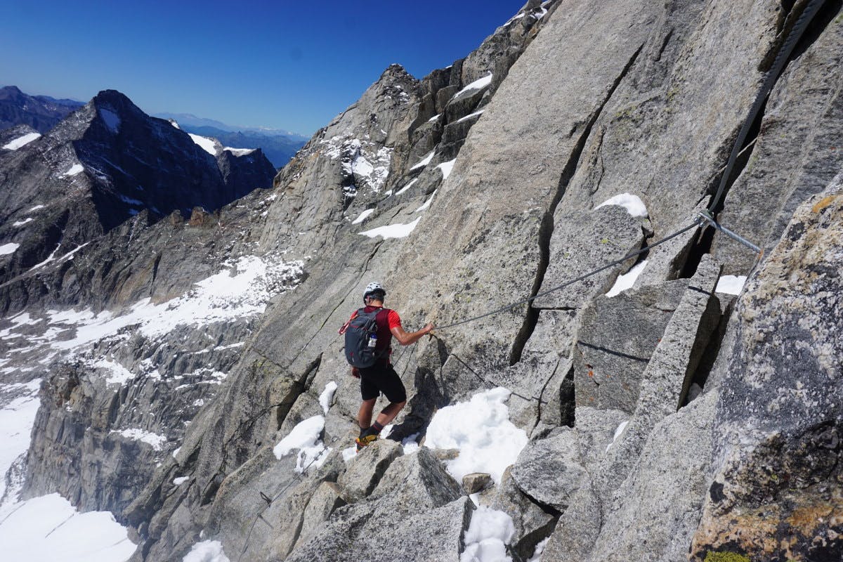 Gute Kletterausrüstung wird für die Wanderung benötigt
