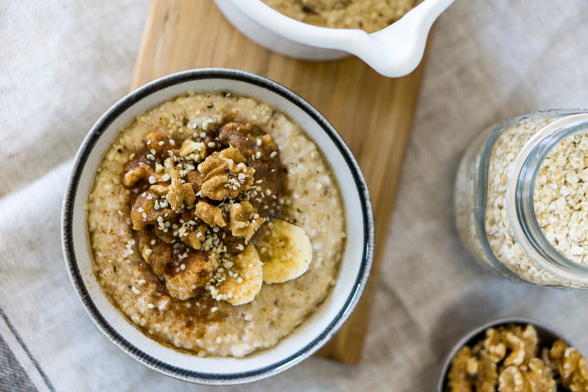 Kokos-Bananen-Porridge mit Topping aus Nüssen und Bananen