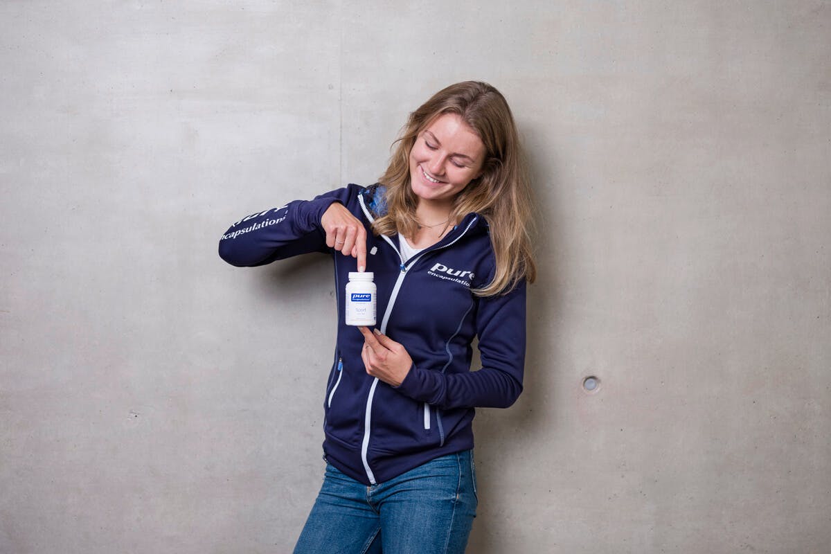 Pure Athletin Carina Pölzl mit Produkt