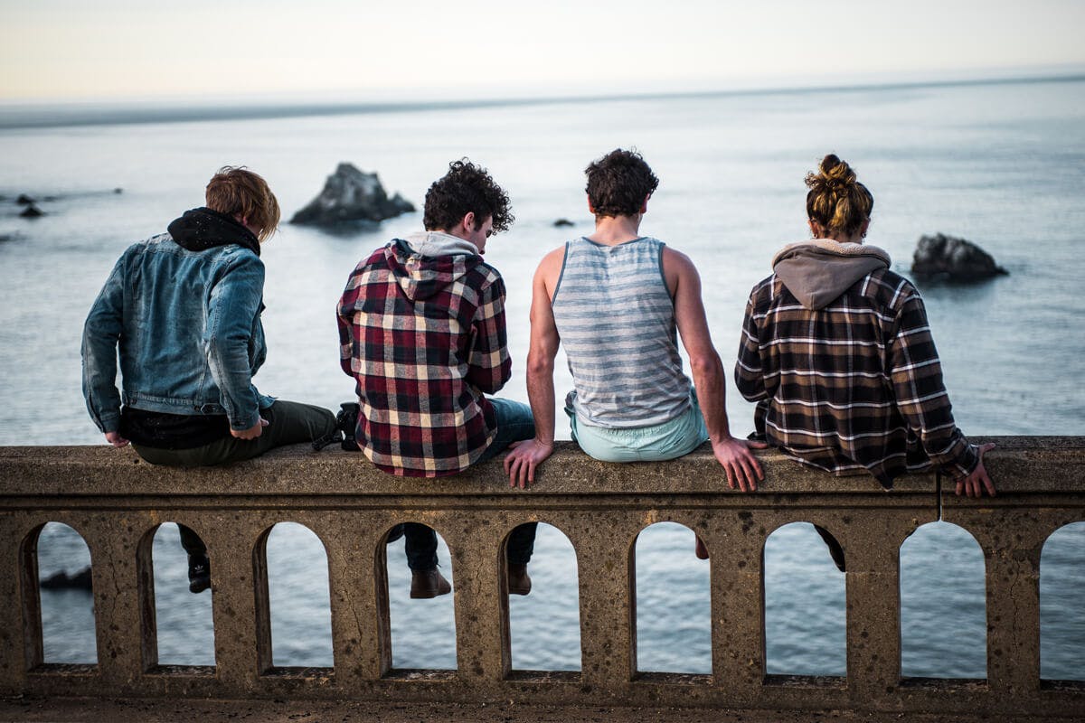 Fröhliche Gruppe mit Aussicht auf Meer